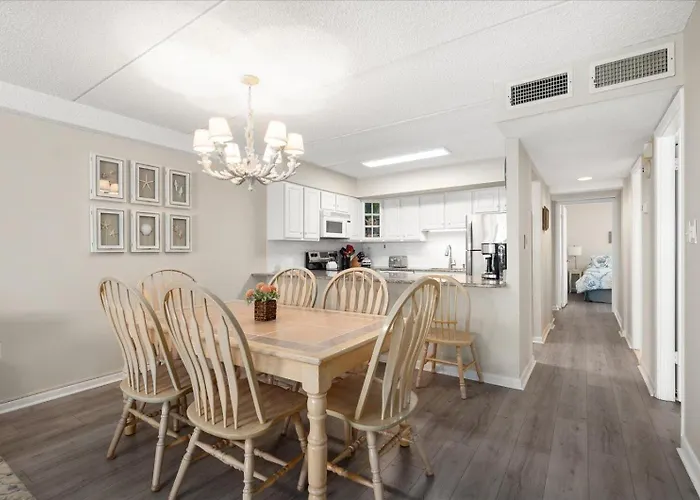 Hébergement de vacances Gorgeous 3 Bedroom Oceanfront With Pool!