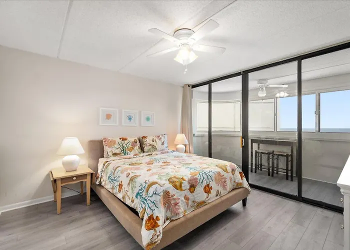 Hébergement de vacances Gorgeous 3 Bedroom Oceanfront With Pool!